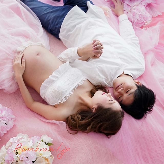 大人気のピンク寝そべりマタニティフォト💕可愛らしいピンクに囲まれたお写真は…